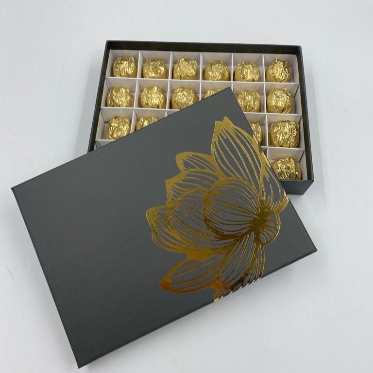 24 Bölmeli Lotus Çikolata Kutusu